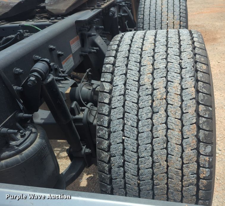 image for item NW9541 2021 Freightliner Cascadia 126 semi truck