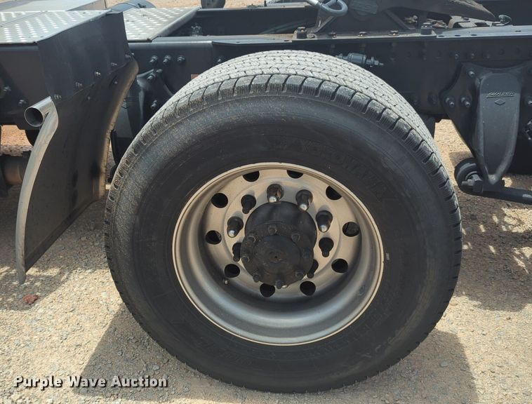 image for item NW9541 2021 Freightliner Cascadia 126 semi truck