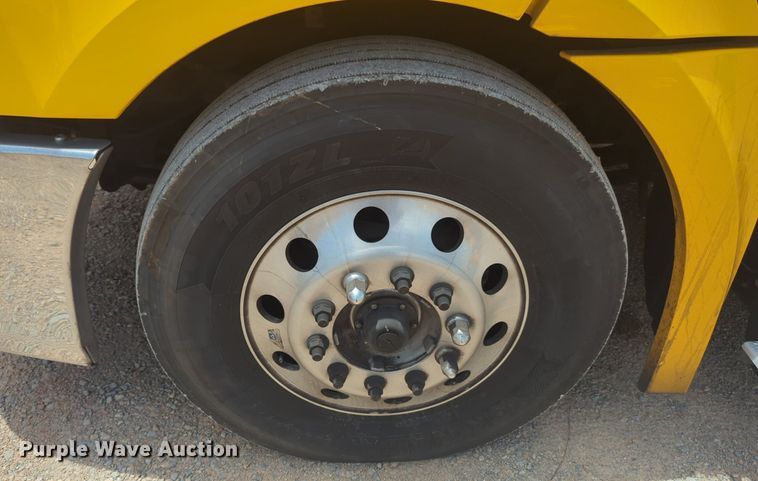 image for item NW9541 2021 Freightliner Cascadia 126 semi truck