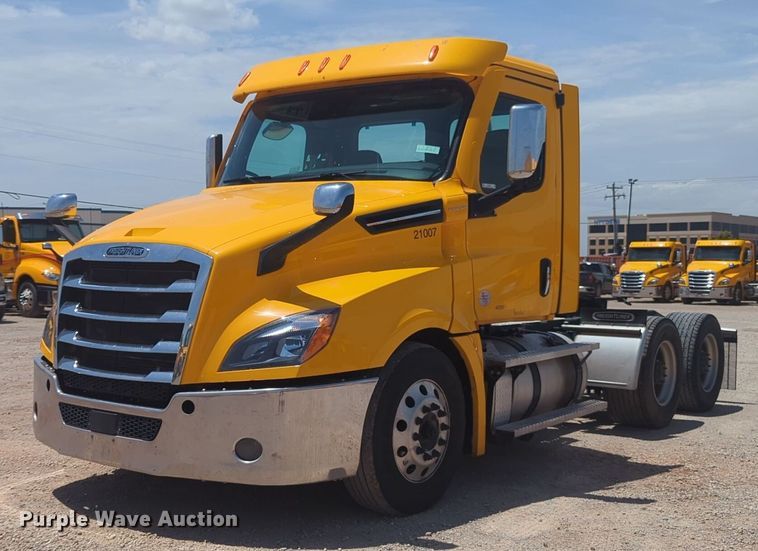 image for item NW9542 2021 Freightliner Cascadia 126 semi truck