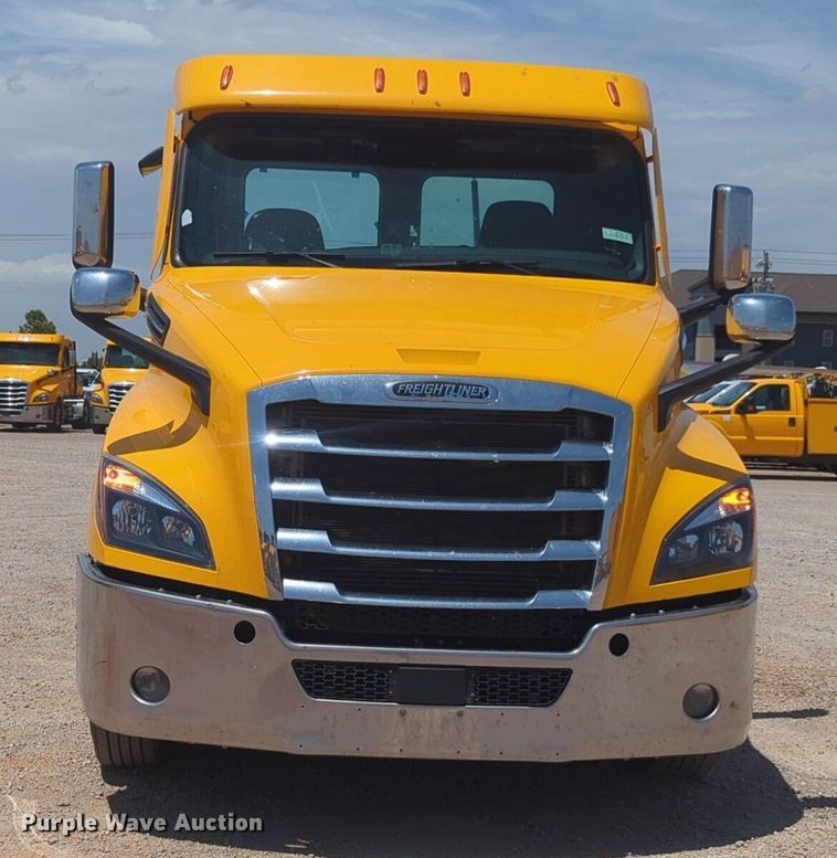 image for item NW9542 2021 Freightliner Cascadia 126 semi truck