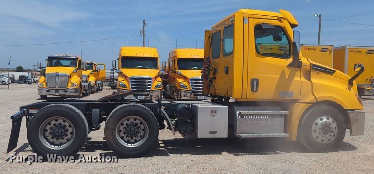 image for item NW9542 2021 Freightliner Cascadia 126 semi truck