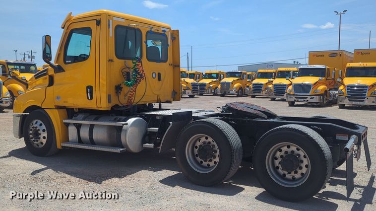 image for item NW9542 2021 Freightliner Cascadia 126 semi truck