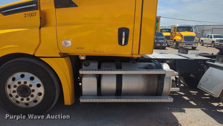 image for item NW9542 2021 Freightliner Cascadia 126 semi truck