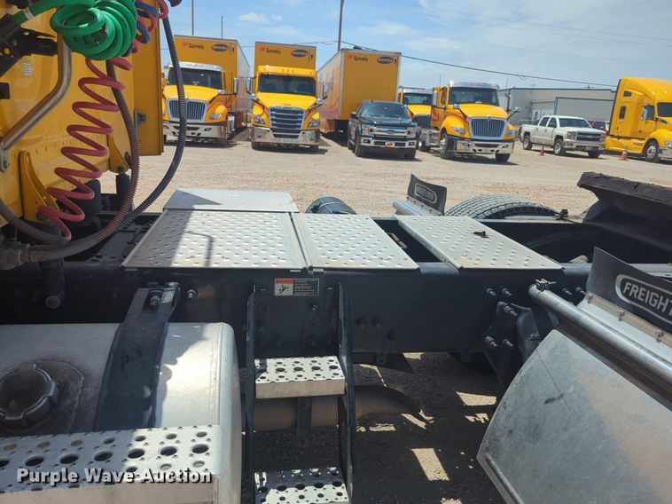 image for item NW9542 2021 Freightliner Cascadia 126 semi truck