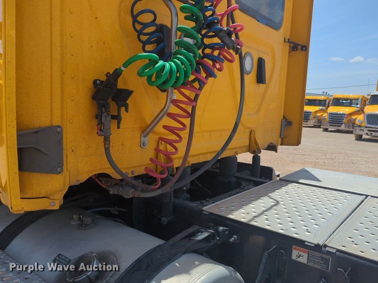 image for item NW9542 2021 Freightliner Cascadia 126 semi truck