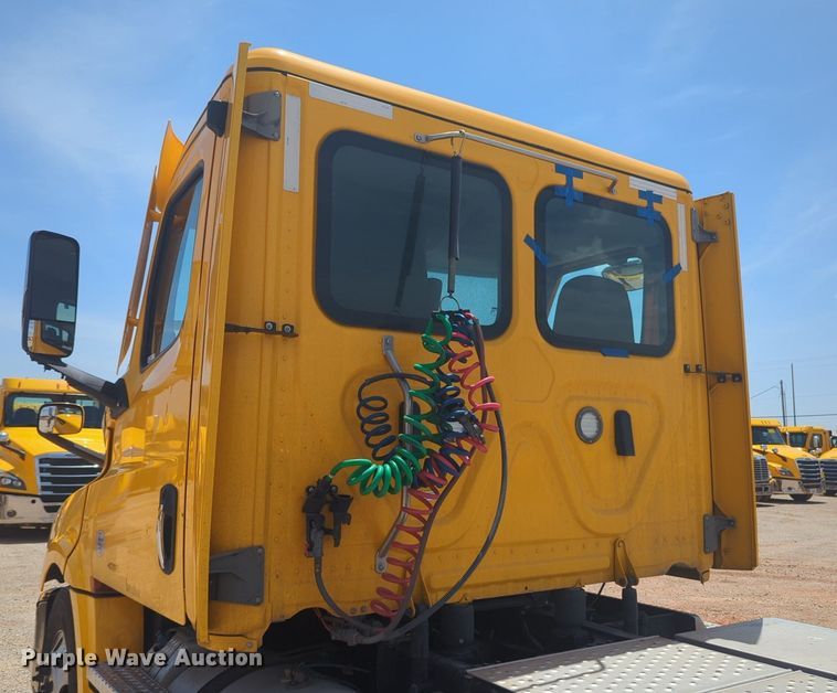 image for item NW9542 2021 Freightliner Cascadia 126 semi truck