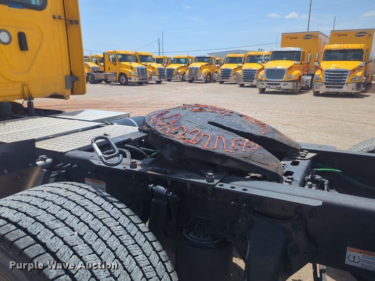 image for item NW9542 2021 Freightliner Cascadia 126 semi truck