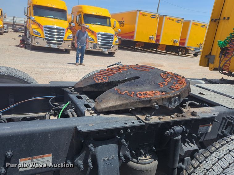 image for item NW9542 2021 Freightliner Cascadia 126 semi truck