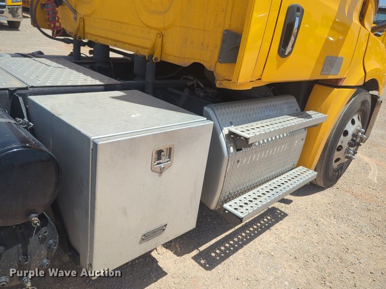 image for item NW9542 2021 Freightliner Cascadia 126 semi truck