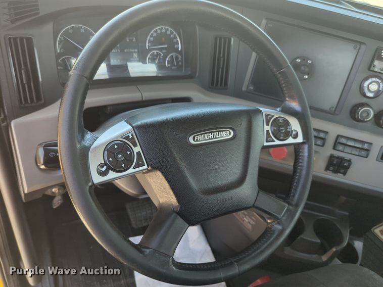 image for item NW9542 2021 Freightliner Cascadia 126 semi truck