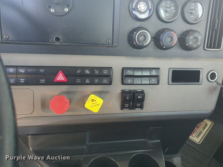 image for item NW9542 2021 Freightliner Cascadia 126 semi truck