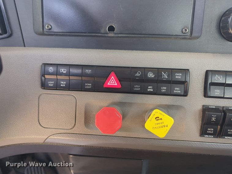 image for item NW9542 2021 Freightliner Cascadia 126 semi truck