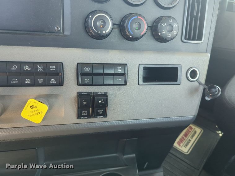 image for item NW9542 2021 Freightliner Cascadia 126 semi truck