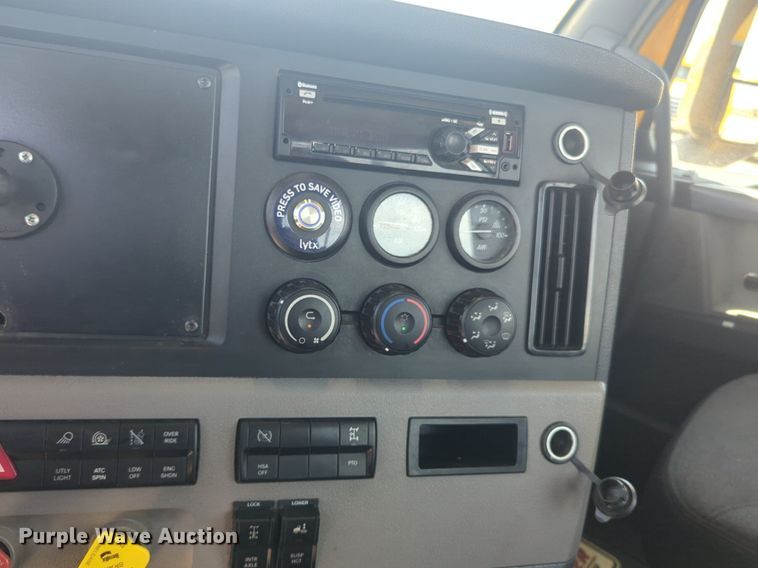 image for item NW9542 2021 Freightliner Cascadia 126 semi truck