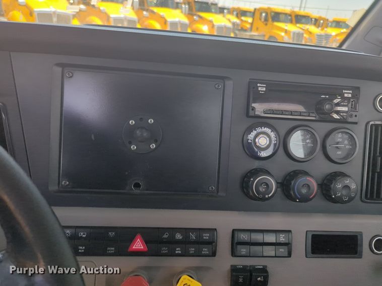 image for item NW9542 2021 Freightliner Cascadia 126 semi truck