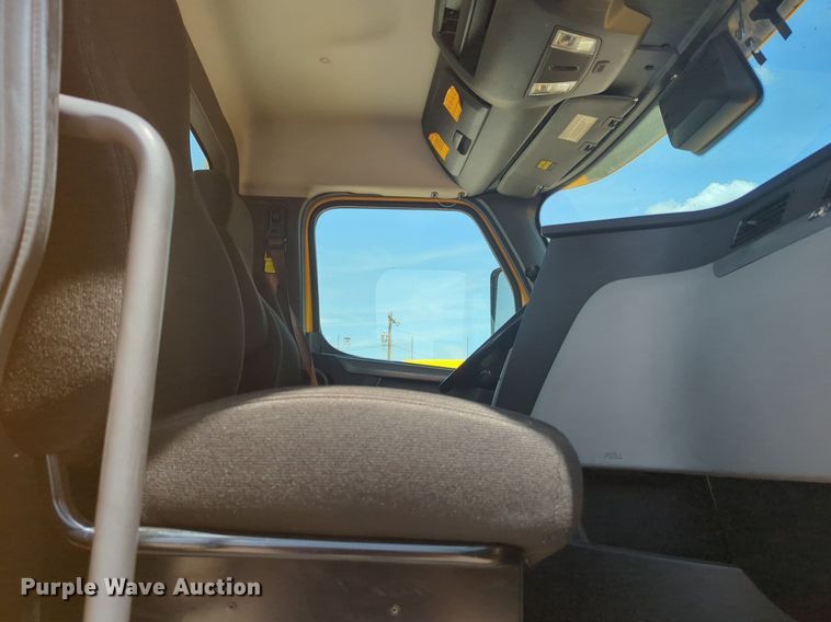 image for item NW9542 2021 Freightliner Cascadia 126 semi truck