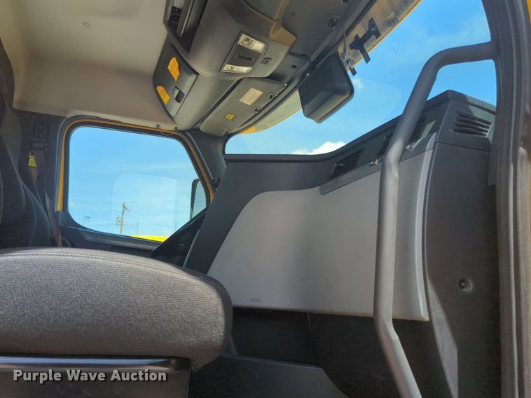 image for item NW9542 2021 Freightliner Cascadia 126 semi truck