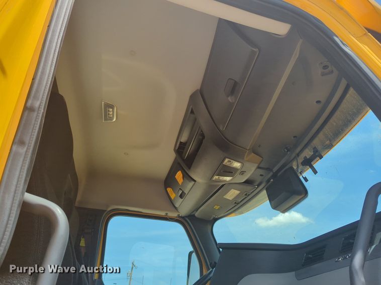 image for item NW9542 2021 Freightliner Cascadia 126 semi truck