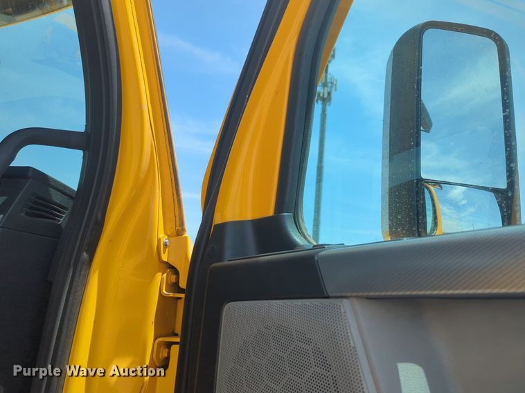 image for item NW9542 2021 Freightliner Cascadia 126 semi truck