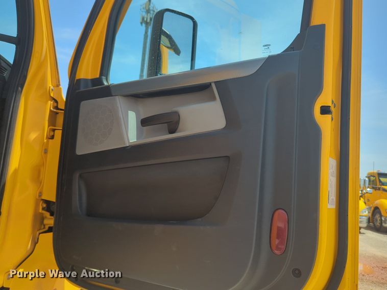 image for item NW9542 2021 Freightliner Cascadia 126 semi truck