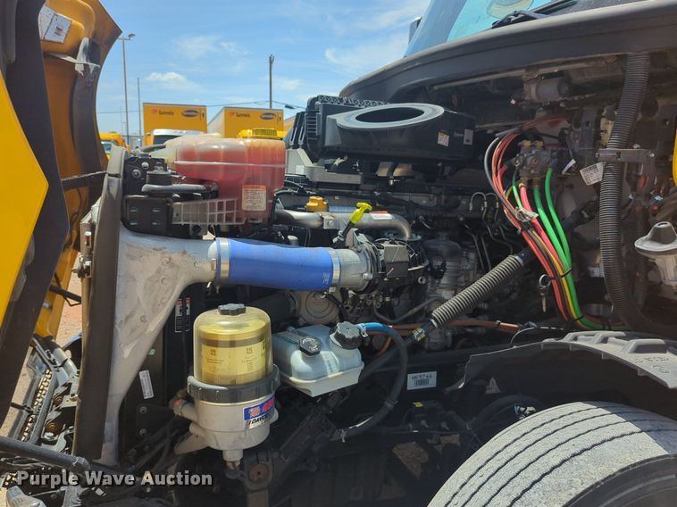 image for item NW9542 2021 Freightliner Cascadia 126 semi truck