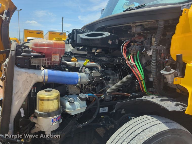 image for item NW9542 2021 Freightliner Cascadia 126 semi truck