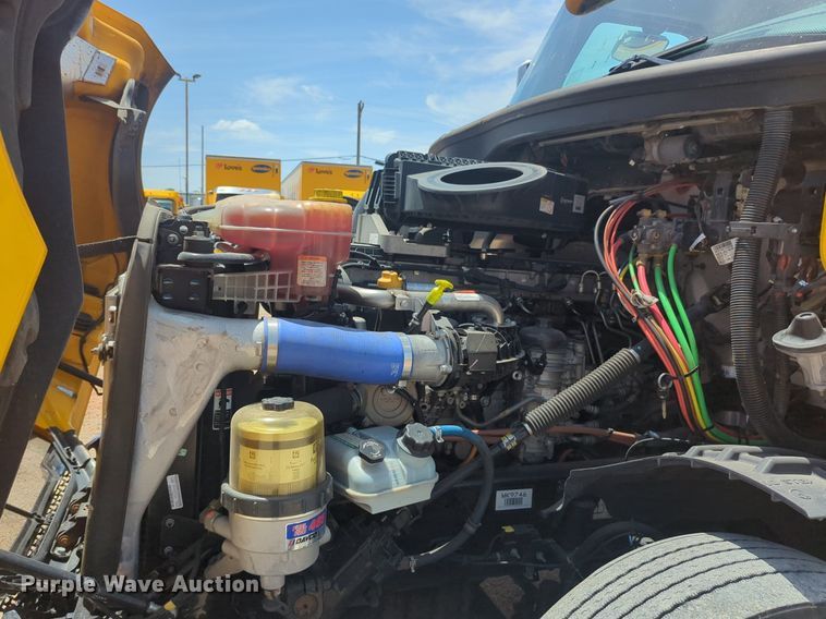 image for item NW9542 2021 Freightliner Cascadia 126 semi truck