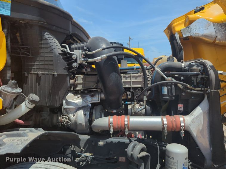 image for item NW9542 2021 Freightliner Cascadia 126 semi truck