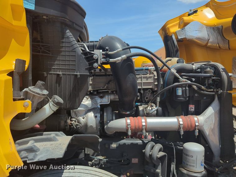 image for item NW9542 2021 Freightliner Cascadia 126 semi truck