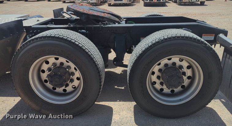 image for item NW9542 2021 Freightliner Cascadia 126 semi truck