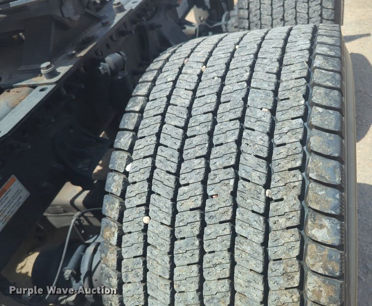 image for item NW9542 2021 Freightliner Cascadia 126 semi truck