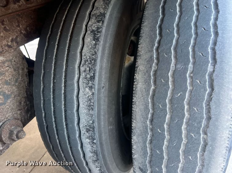 image for item OA9149 1999 Fruehauf dry van trailer