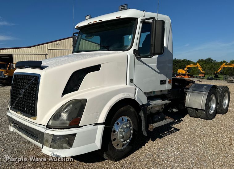 image for item OF9709 2007 Volvo VN semi truck