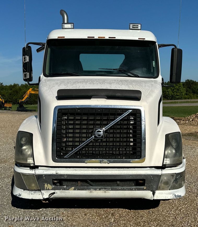 image for item OF9709 2007 Volvo VN semi truck