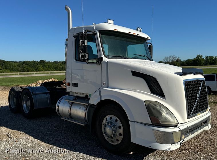 image for item OF9709 2007 Volvo VN semi truck
