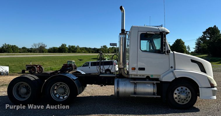 image for item OF9709 2007 Volvo VN semi truck