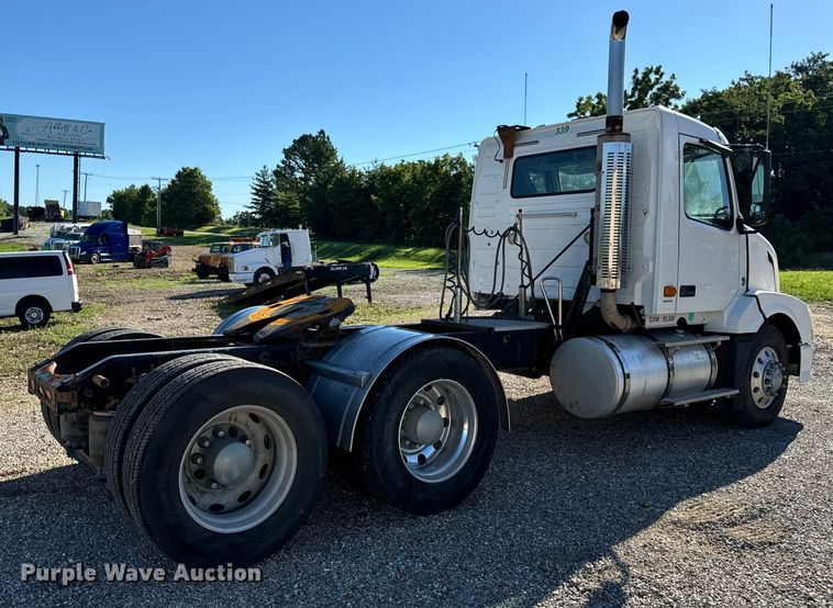 image for item OF9709 2007 Volvo VN semi truck