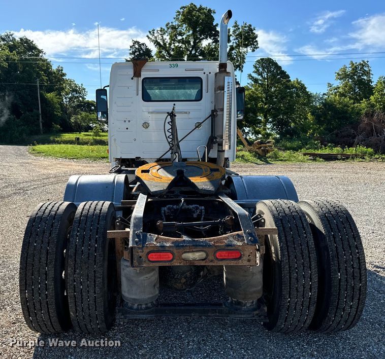 image for item OF9709 2007 Volvo VN semi truck