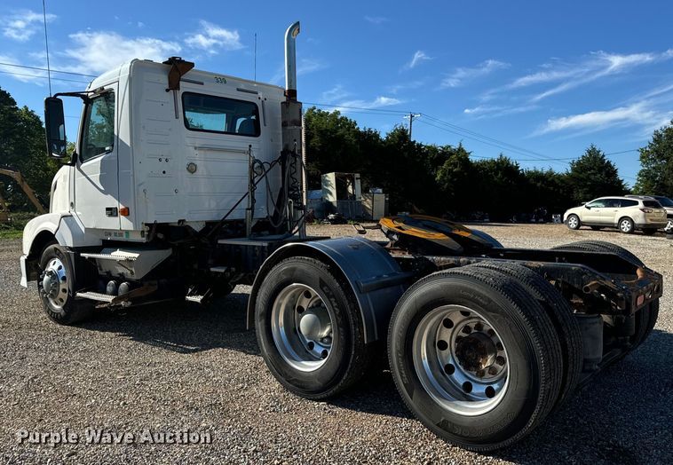 image for item OF9709 2007 Volvo VN semi truck