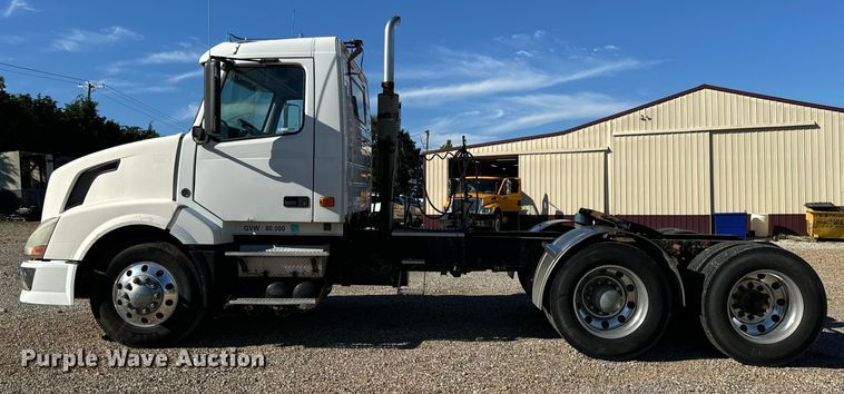 image for item OF9709 2007 Volvo VN semi truck