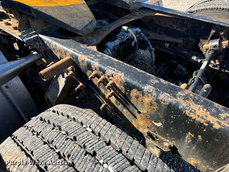 image for item OF9709 2007 Volvo VN semi truck