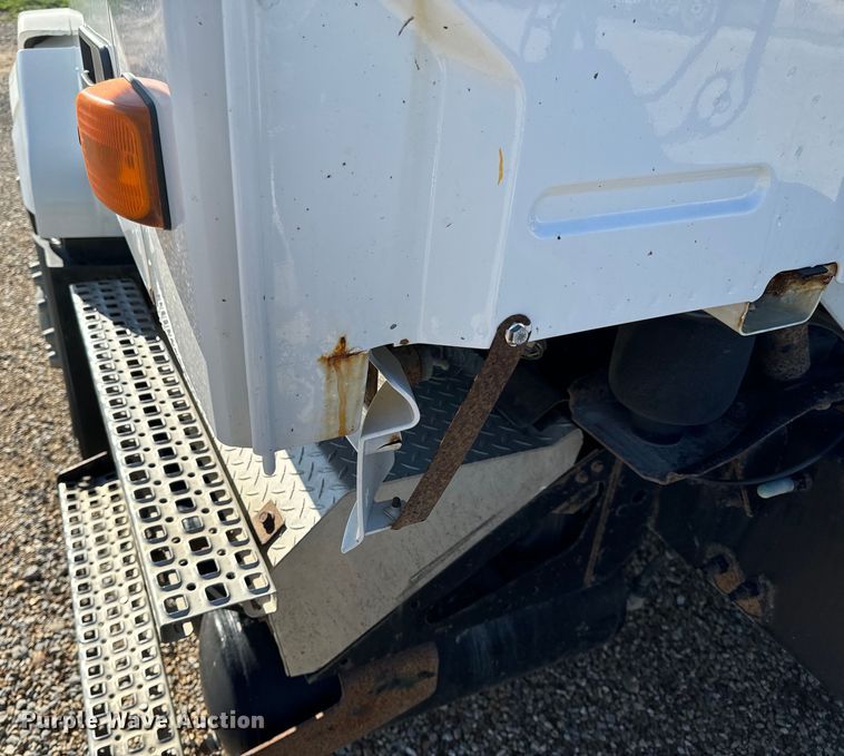 image for item OF9709 2007 Volvo VN semi truck