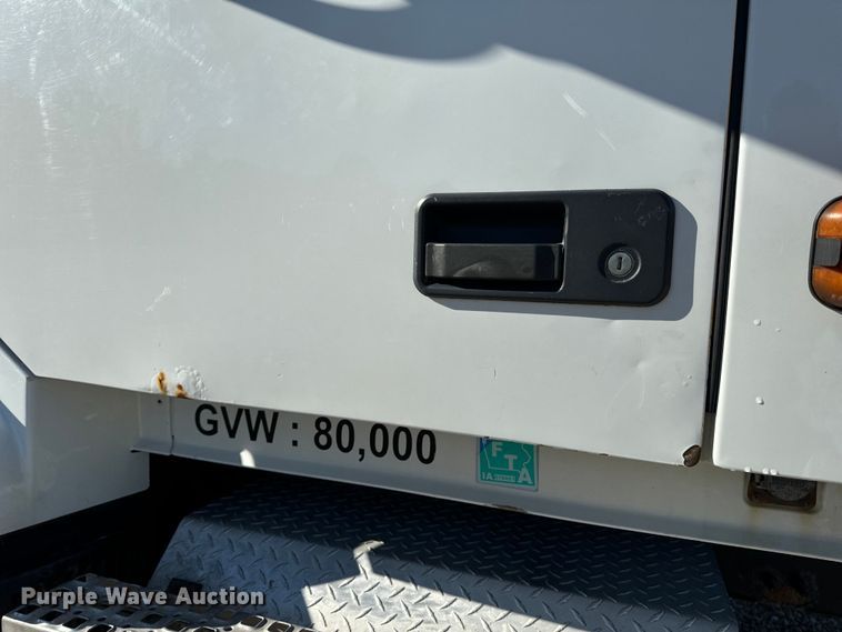 image for item OF9709 2007 Volvo VN semi truck