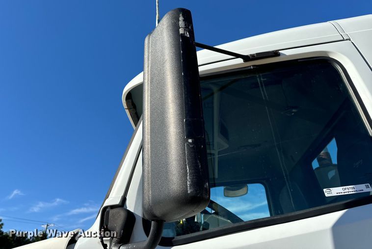 image for item OF9709 2007 Volvo VN semi truck