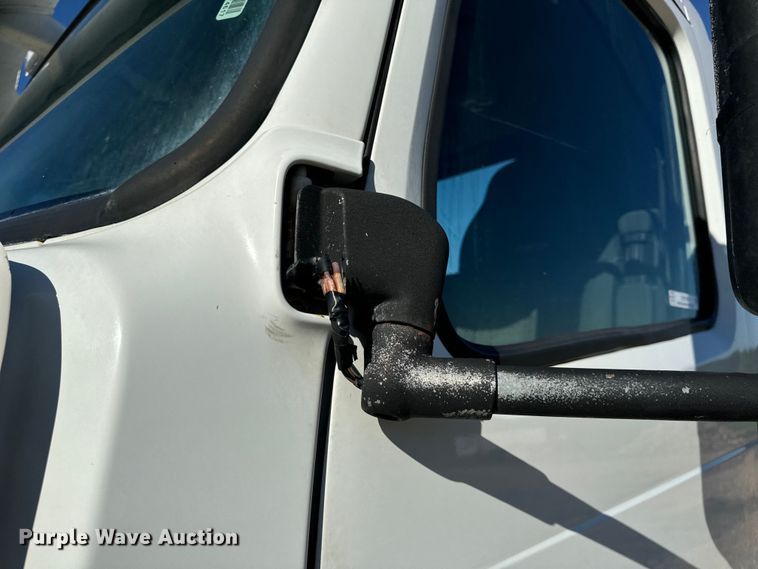 image for item OF9709 2007 Volvo VN semi truck