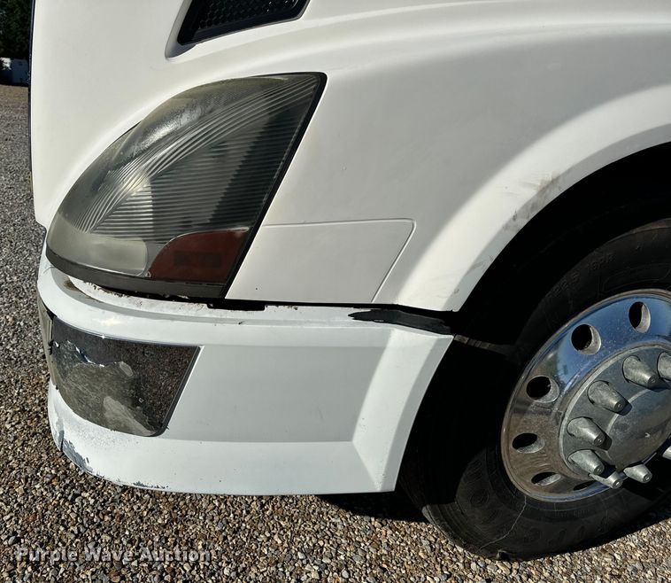 image for item OF9709 2007 Volvo VN semi truck