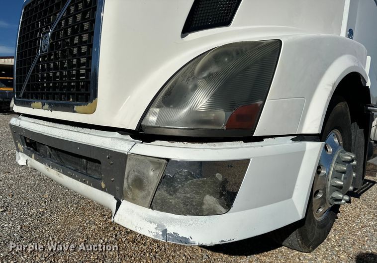 image for item OF9709 2007 Volvo VN semi truck