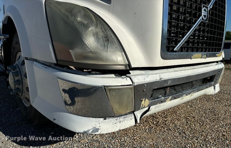image for item OF9709 2007 Volvo VN semi truck