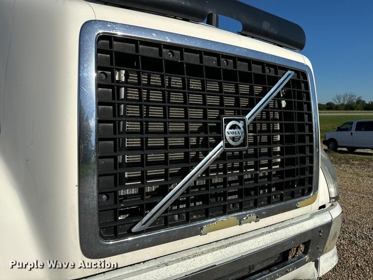 image for item OF9709 2007 Volvo VN semi truck